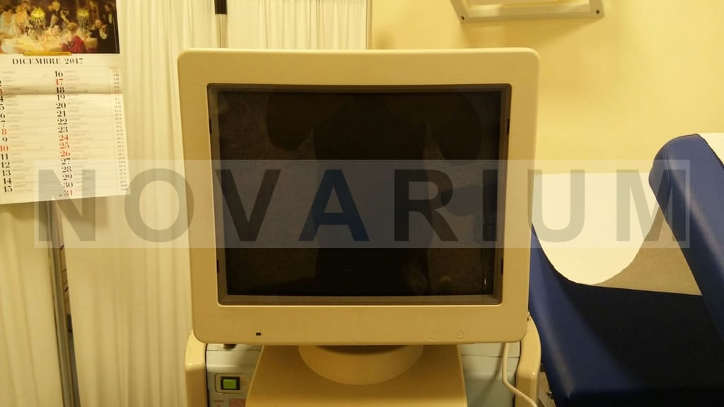 Hitachi EZU-MT24-S1 - Monitor CRT 15 Color 9718030079 (1).jpg